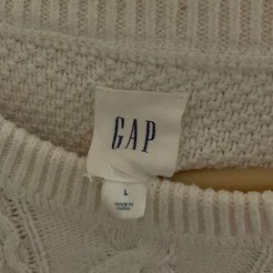 Men’s cableknit crew neck GAP sweater. Cream colored.